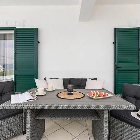 In Arbanija With Sea View, Terrace, Air Conditioning, Wifi 5139-3 公寓 特罗吉尔