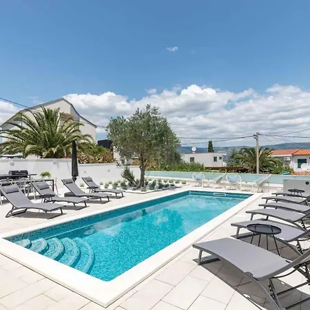 In Arbanija With Sea View, Terrace, Air Conditioning, Wifi 5139-3 公寓
