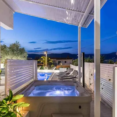 In Arbanija With Sea View, Terrace, Air Conditioning, Wifi 5139-3 公寓 特罗吉尔
