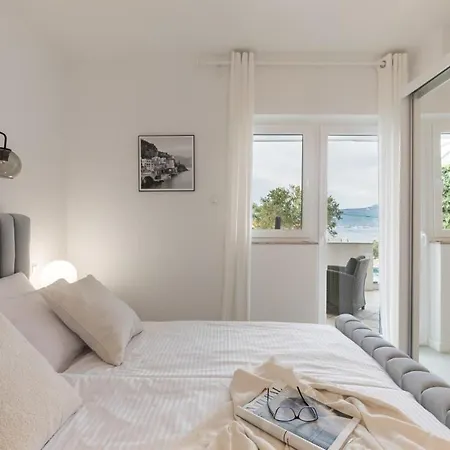 In Arbanija With Sea View, Terrace, Air Conditioning, Wifi 5139-3 特罗吉尔