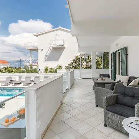In Arbanija With Sea View, Terrace, Air Conditioning, Wifi 5139-3 特罗吉尔