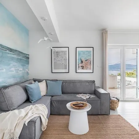 In Arbanija With Sea View, Terrace, Air Conditioning, Wifi 5139-3 特罗吉尔