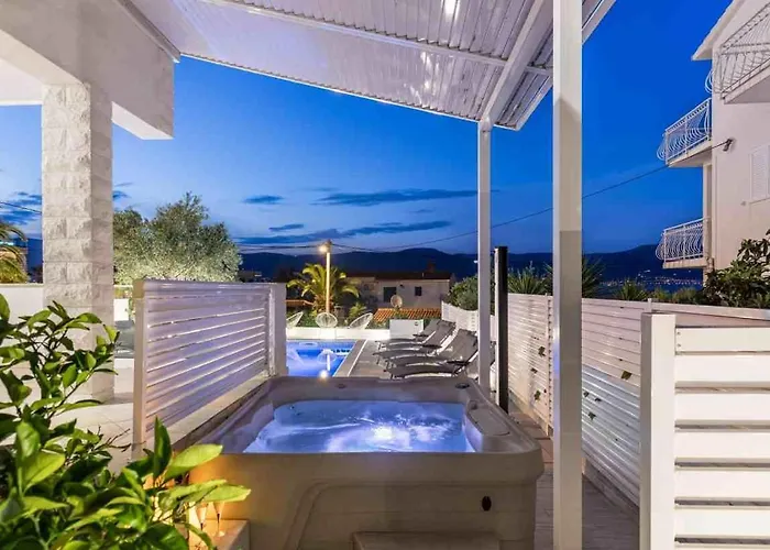 In Arbanija With Sea View, Terrace, Air Conditioning, Wifi 5139-3 Appartement Trogir