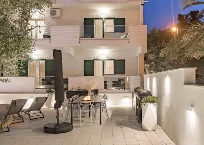 In Arbanija With Sea View, Terrace, Air Conditioning, Wifi 5139-3 Appartement *